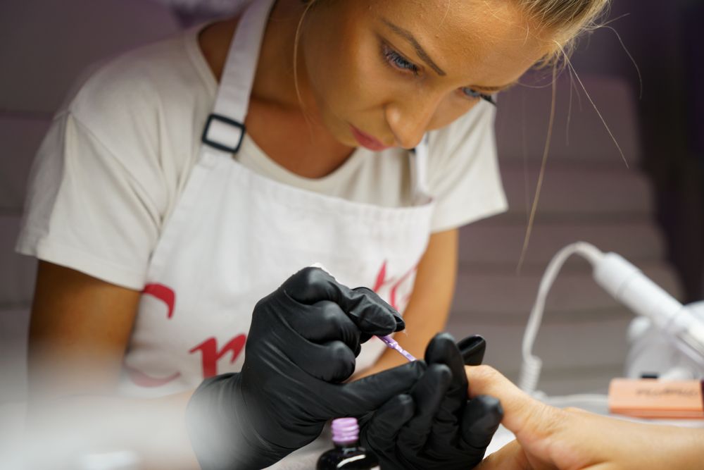 Profissional de beleza atendendo uma cliente